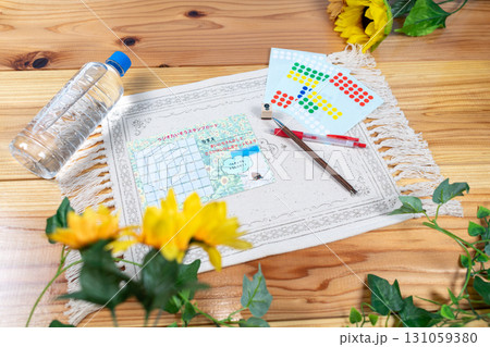 夏休みのラジオ体操用のスタンプカードと水 131059380