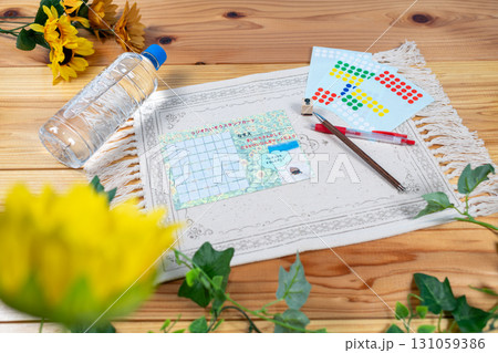 夏休みのラジオ体操用のスタンプカードと水 131059386