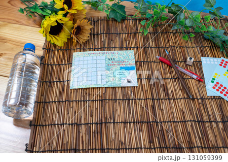 夏休みのラジオ体操用のスタンプカードと水 131059399