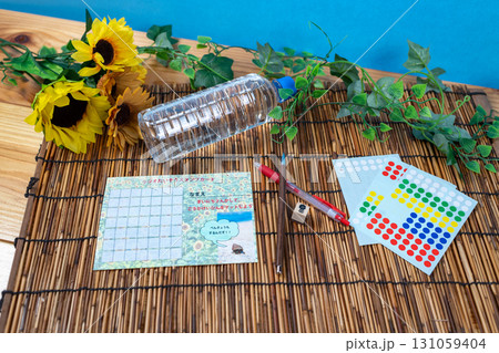 夏休みのラジオ体操用のスタンプカードと水 131059404