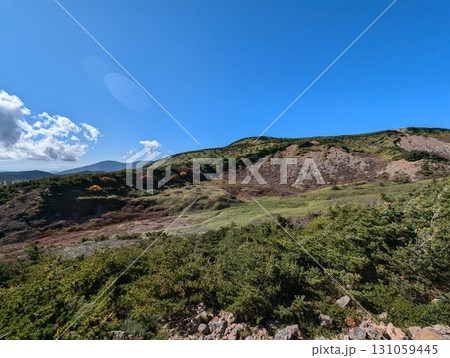 一切経山登山道から酸ヶ平、鎌沼、姥ヶ原を望む 131059445