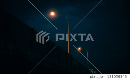 夜のハイウェイ 131059546