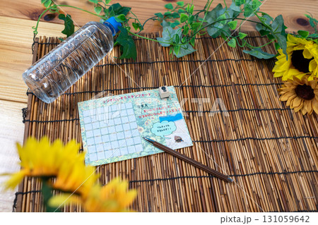 夏休みのラジオ体操用のスタンプカードと水 夏休みのラジオ体操用のスタンプカードと水 131059642