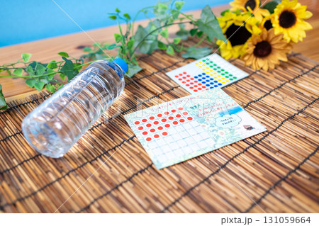 夏休みのラジオ体操用のスタンプカードと水 131059664