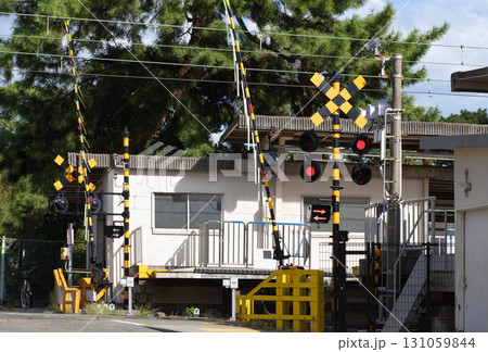 踏切のある駅と青空 131059844