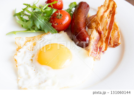 おいしい朝食の目玉焼きとベーコンとソーセージと焼きトマト おいしい朝食の目玉焼きとベーコンとソーセージと焼きトマト 131060144
