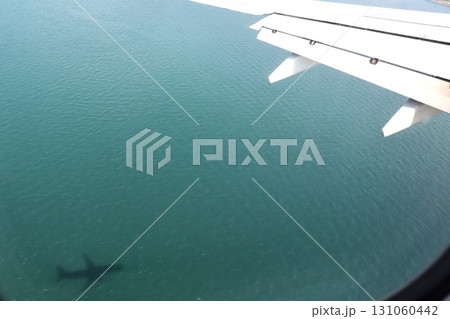 飛行機の窓から見える景色 131060442