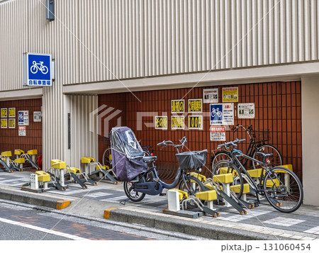 商業施設に設置された無人管理の有料駐輪場 商業施設に設置された無人管理の有料駐輪場 131060454