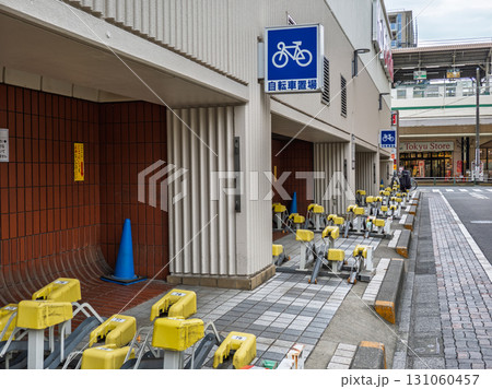 商業施設に設置された無人管理の有料駐輪場 131060457
