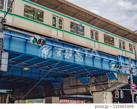 鉄道高架と交差する道路の高さ制限「桁下4M50」 131061409