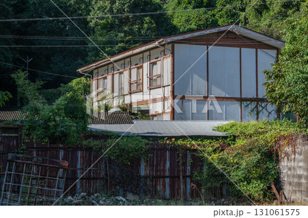 日本の兵庫県赤穂市坂越の古くてとても美しい建物 131061575
