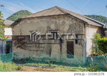 日本の兵庫県赤穂市坂越の古くてとても美しい建物 131061576