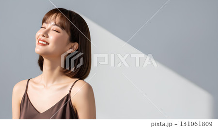 おしゃれなボブヘアのカットモデル女性の自然光ポートレート 131061809