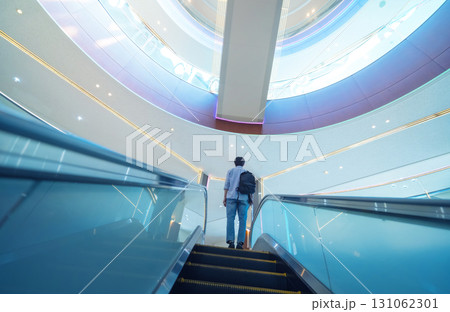 大空間のポートレート 131062301