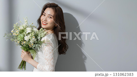 大きな花束を持つレースドレスの女性のポートレート 131062383