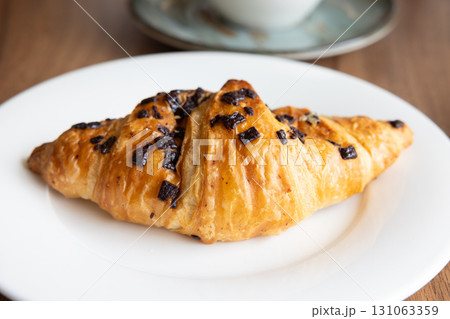 美味しい朝食のチョコクロワッサンとコーヒーカップ 美味しい朝食のチョコクロワッサンとコーヒーカップ 131063359