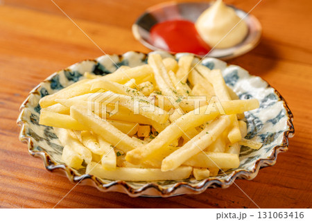 お皿に盛られたフライドポテト 131063416