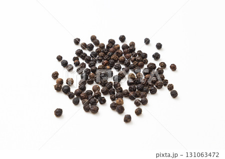 白背景にブラックペッパー 131063472