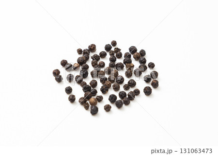 白背景にブラックペッパー 131063473