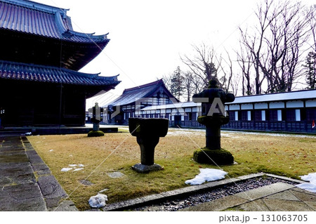 瑞龍寺 雪が残る境内に石灯籠と仏殿と南西回廊の建物が見える風景 富山県高岡市 瑞龍寺 雪が残る境内に石灯籠と仏殿と南西回廊の建物が見える風景 富山県高岡市 131063705