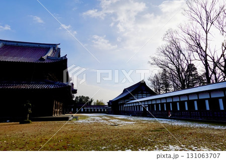 瑞龍寺 雪が残る境内に仏殿と南西回廊の建物が見える風景 富山県高岡市 瑞龍寺 雪が残る境内に仏殿と南西回廊の建物が見える風景 富山県高岡市 131063707