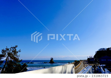 道の駅 雨晴　雲がかかって残念な立山連峰方面を見た風景　富山県高岡市 131063723