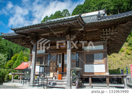 岡山県真庭市鉄山　レンゲショウマで有名な玉泉寺の本堂 131063990