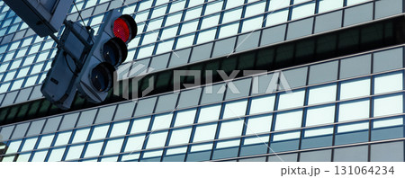 都会の信号機とシンプルでおしゃれな風景 131064234