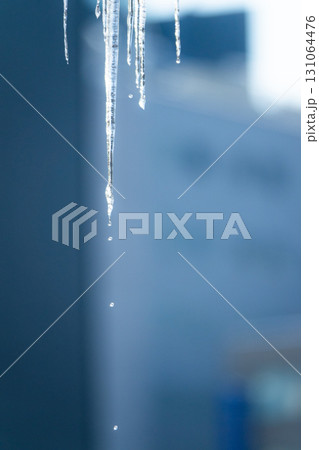 冬の氷柱から滴り落ちる水滴の風景 131064476