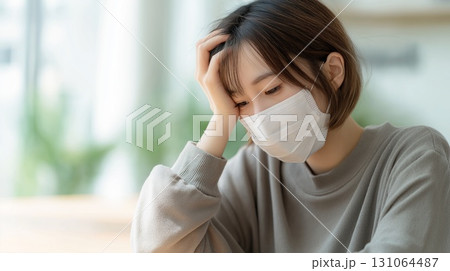 マスクをした体調不良の日本人女性 131064487