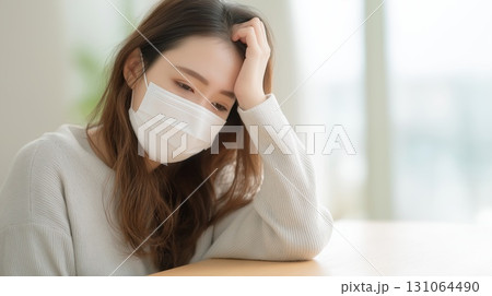 マスクをした体調不良の日本人女性 131064490