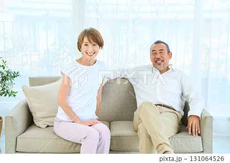 ソファーに座る熟年夫婦 資産家 ソファーに座る熟年夫婦 資産家 131064526