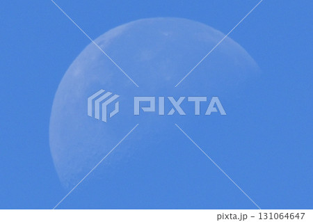 青空に浮かぶ白い月 131064647