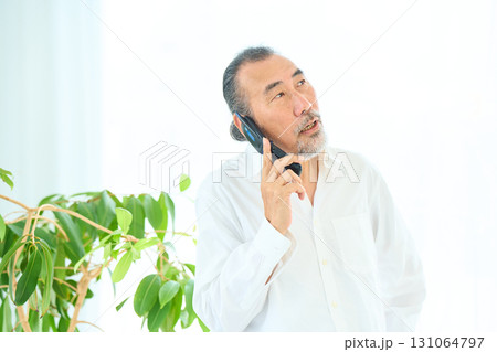 ガラケーで電話するシニア ガラケーで電話するシニア 131064797