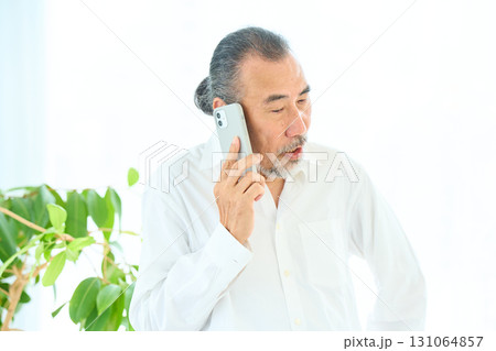 スマートフォンで電話するシニア　 131064857