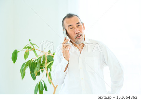 スマートフォンで電話するシニア　 131064862