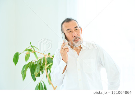 スマートフォンで電話するシニア　 131064864