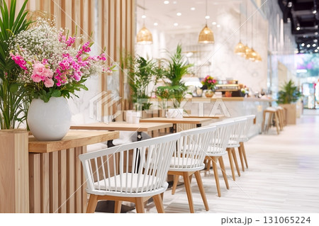 ショッピングモールのフードコート・カフェスペース ショッピングモールのフードコート・カフェスペース 131065224