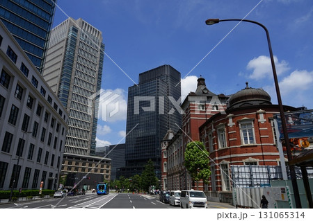 東京駅の後ろにそびえる高層ビル　8月中央860東京駅を前に丸ビルと新丸ビル 131065314