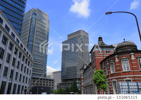 東京駅の後ろにそびえる高層ビル　8月中央861東京駅を前に丸ビルと新丸ビル 131065315