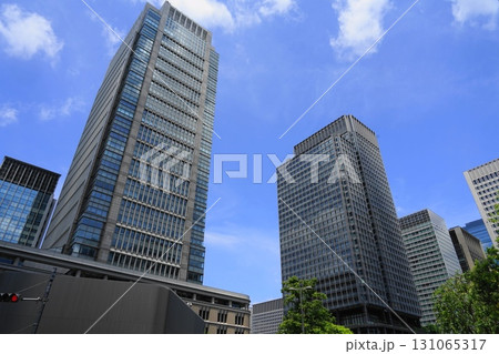 青空にそびえる高層ビル 東京駅の後ろにそびえる高層ビル 8月中央863東京駅を前に丸ビルと新丸ビル 青空にそびえる高層ビル 東京駅の後ろにそびえる高層ビル 8月中央863東京駅を前に丸ビルと新丸ビル 131065317