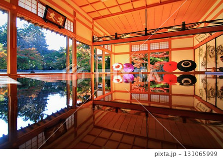 美しく鏡面に設えられた床… 秋の絶景・映り込む紅葉 131065999