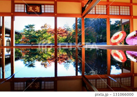 美しく鏡面に設えられた床… 秋の絶景・映り込む紅葉 美しく鏡面に設えられた床… 秋の絶景・映り込む紅葉 131066000