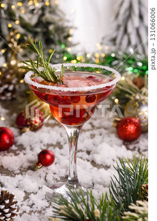 Winter Manhattan Cocktail with Cranberry Winter Manhattan Cocktail with Cranberry 131066006