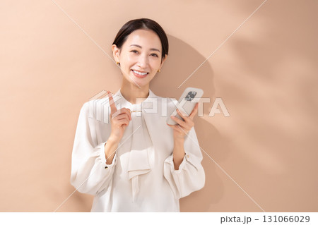 女性 ポートレート スマホ 女性 ポートレート スマホ 131066029