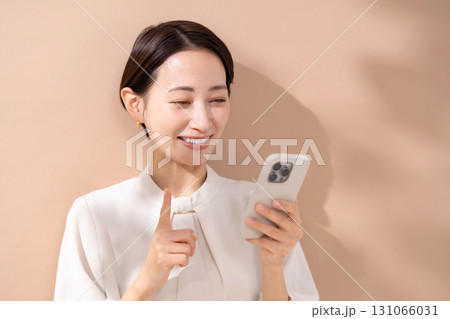 女性 ポートレート スマホ 女性 ポートレート スマホ 131066031