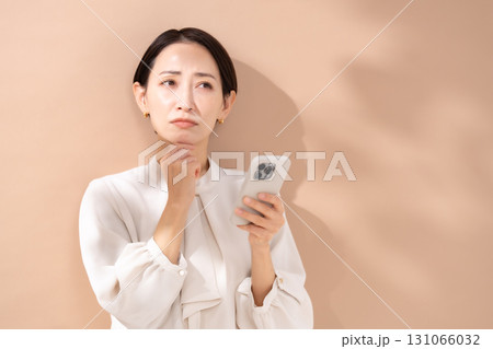 女性 ポートレート スマホ 悩む 女性 ポートレート スマホ 悩む 131066032
