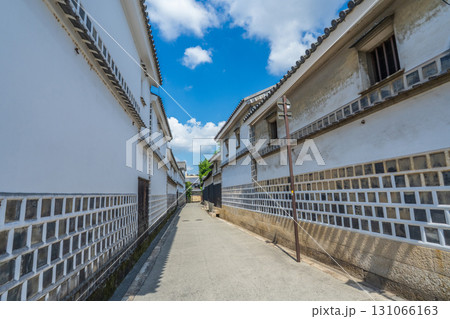 岡山県倉敷市　倉敷美観地区の白壁の建物と路地 131066163