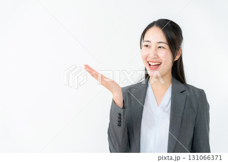 ビジネス 女性 スーツ 手かざし ビジネス 女性 スーツ 手かざし 131066371