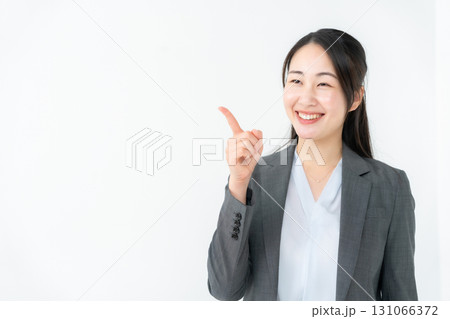 ビジネス　女性　スーツ　指差し 131066372